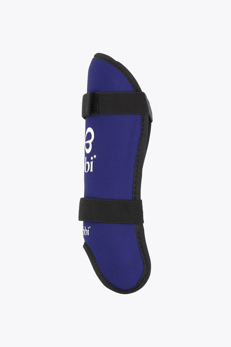 Yibbi kids’ shin guards, deep sea navy side view with black hook-and-loop straps.