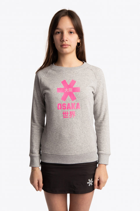 Boy and girl wearing the Osaka kids sweater in grey with pink logo. Front view