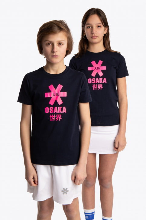 Boy and girl wearing the Osaka kids tee short sleeve navy with logo in pink. Front view
