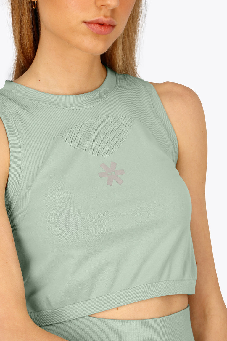 Woman wearing the Osaka women tech tank top in jadeite with logo in grey. Front view