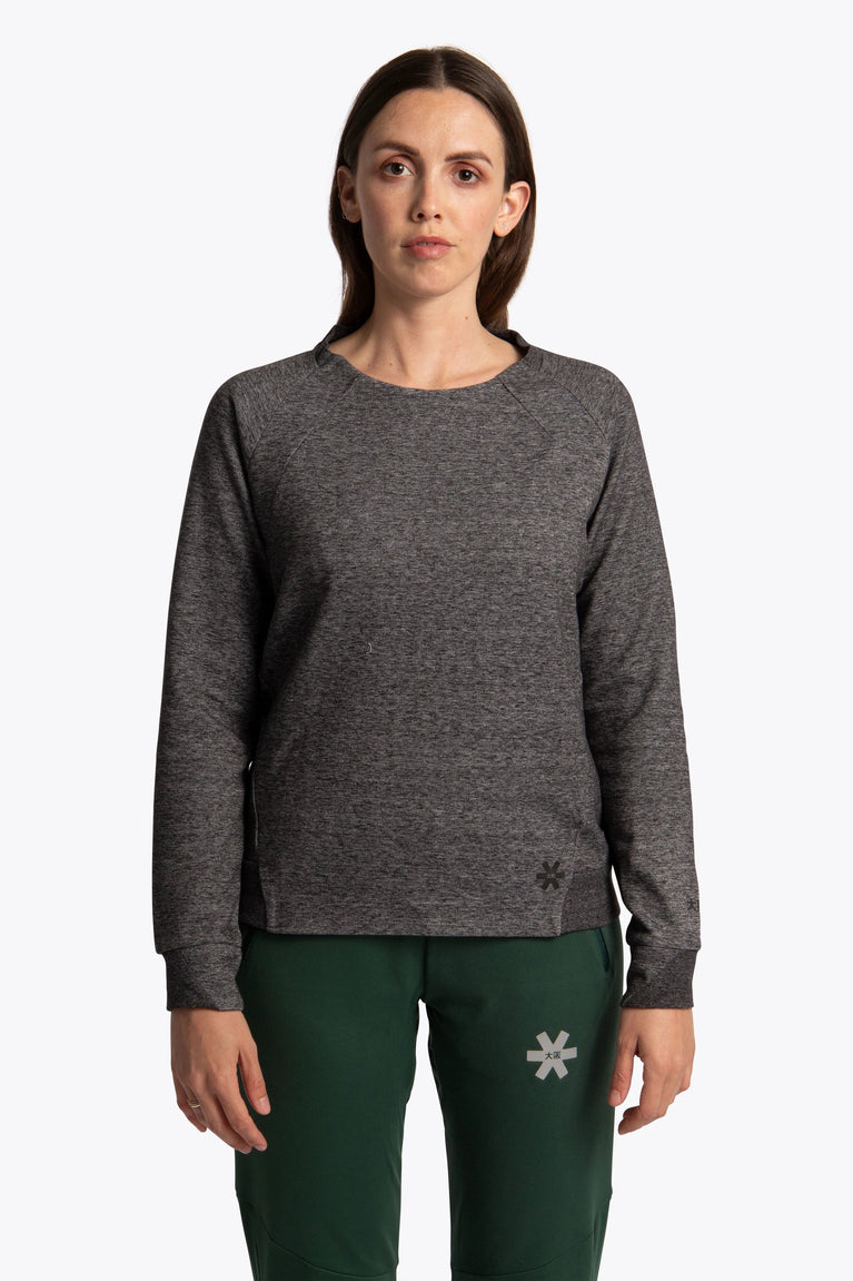 Woman wearing the Osaka women techleisure sweater in black melange. Front view