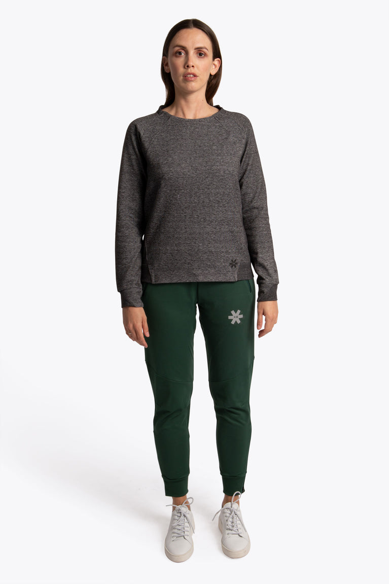 Woman wearing the Osaka women techleisure sweater in black melange. Front view