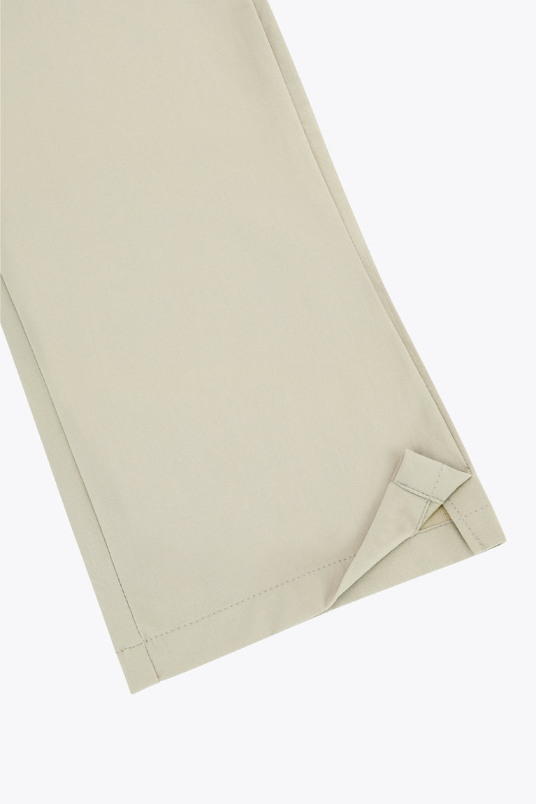 Beige men’s golf pants with stitched hem and side seam pocket edge