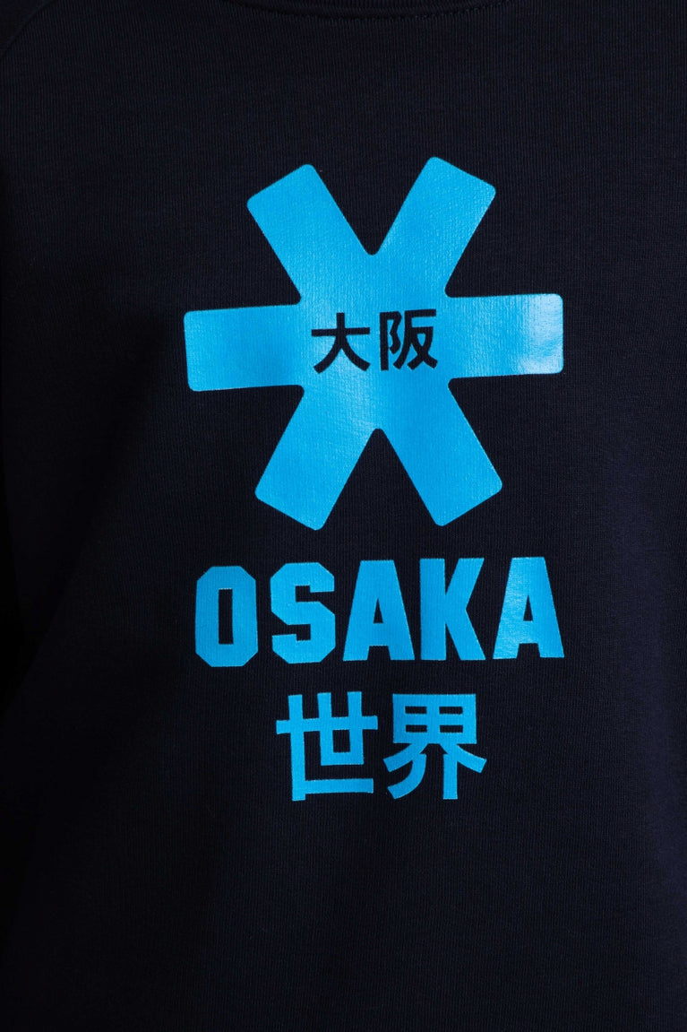 Osaka kids sweater in navy with logo in blue. Detail view logo