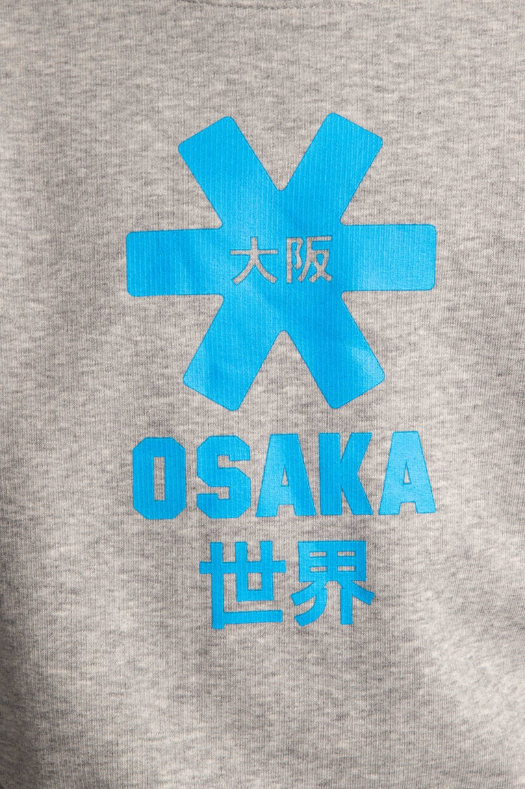 Osaka kids sweater in grey with logo in blue. Detail view logo