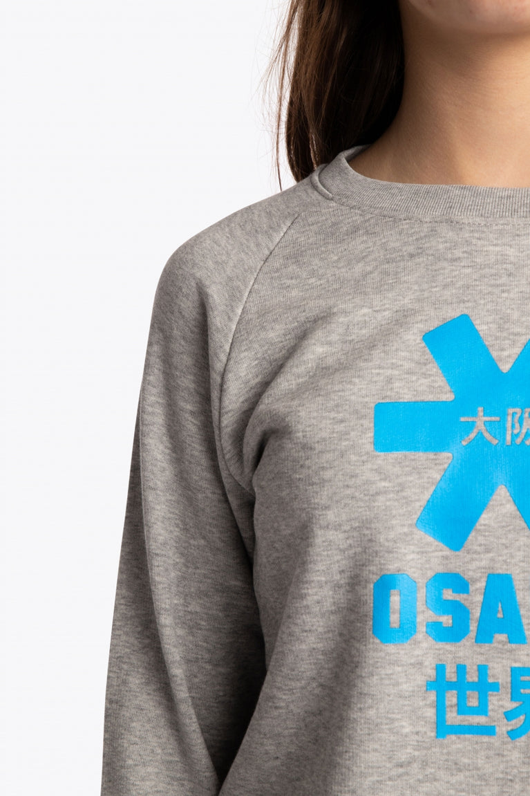 Osaka kids sweater in grey with logo in blue. Detail view shoulder