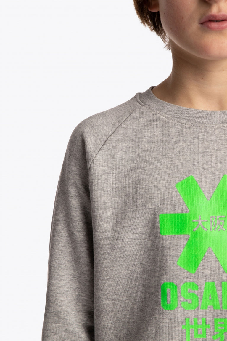 Osaka kids sweater in grey with logo in green. Detail view shoulder