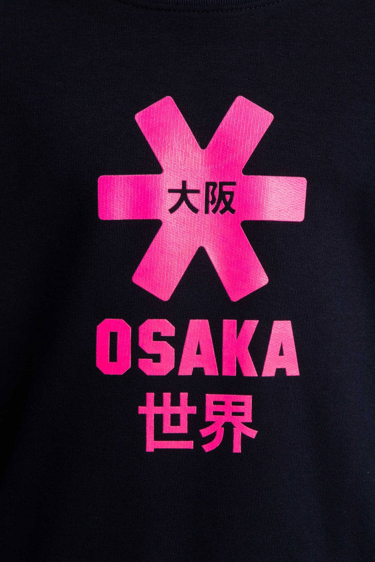 Osaka kids sweater in navy with pink logo. Detail view logo