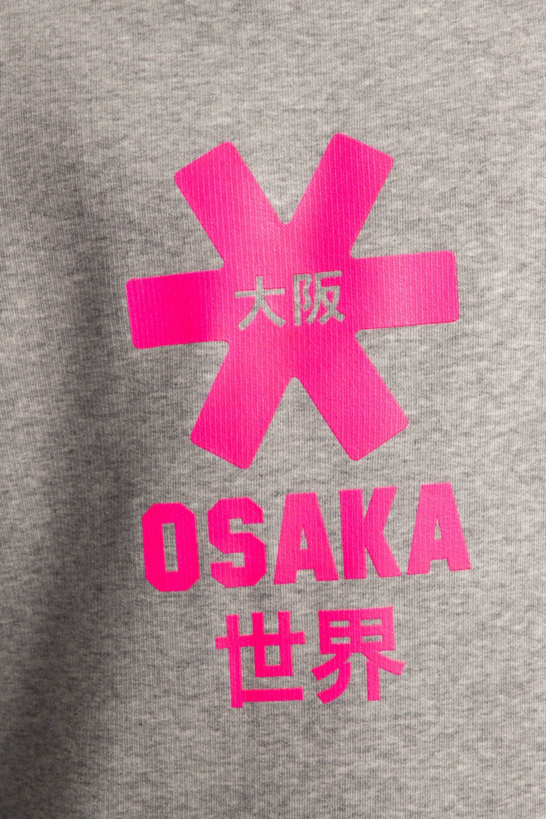 Osaka kids sweater in grey with pink logo. Detail view logo