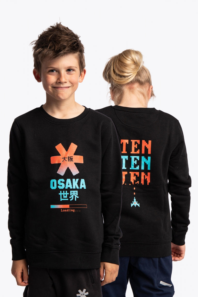 Boy and girl wearing the Osaka kids pixo sweater in black with orange and blue logo. Front view