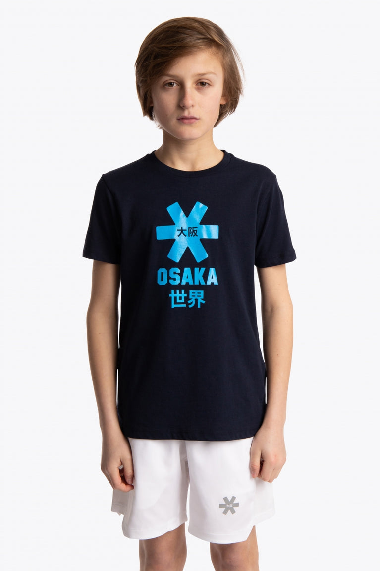 Boy wearing the Osaka kids tee short sleeve navy with logo in blue. Front view