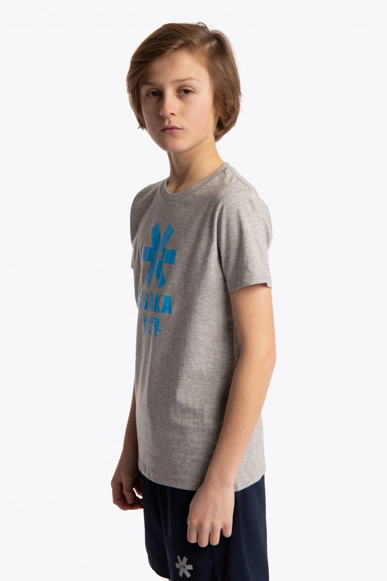 Boy wearing the Osaka kids tee short sleeve grey with logo in blue. Front/side view