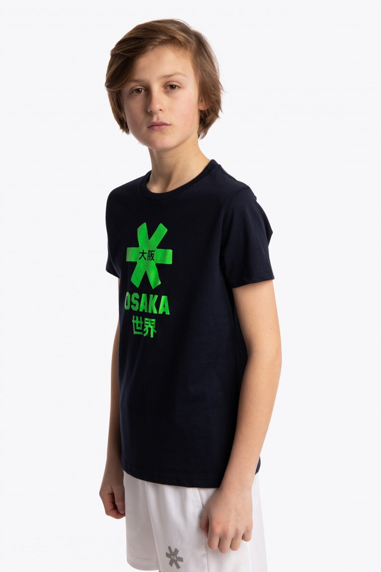 Boy wearing the Osaka kids tee short sleeve navy with logo in green. Front view
