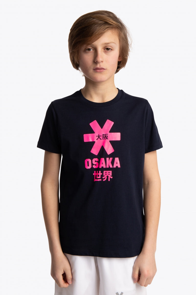 Boy wearing the Osaka kids tee short sleeve navy with logo in pink. Front view