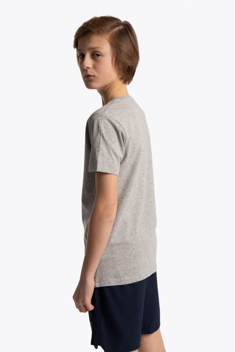 Boy wearing the Osaka kids tee short sleeve grey with logo in pink. Side view