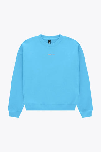 Farbiger Damenpullover Osaka women sweater in light blue with logo in white. Front flatlay view