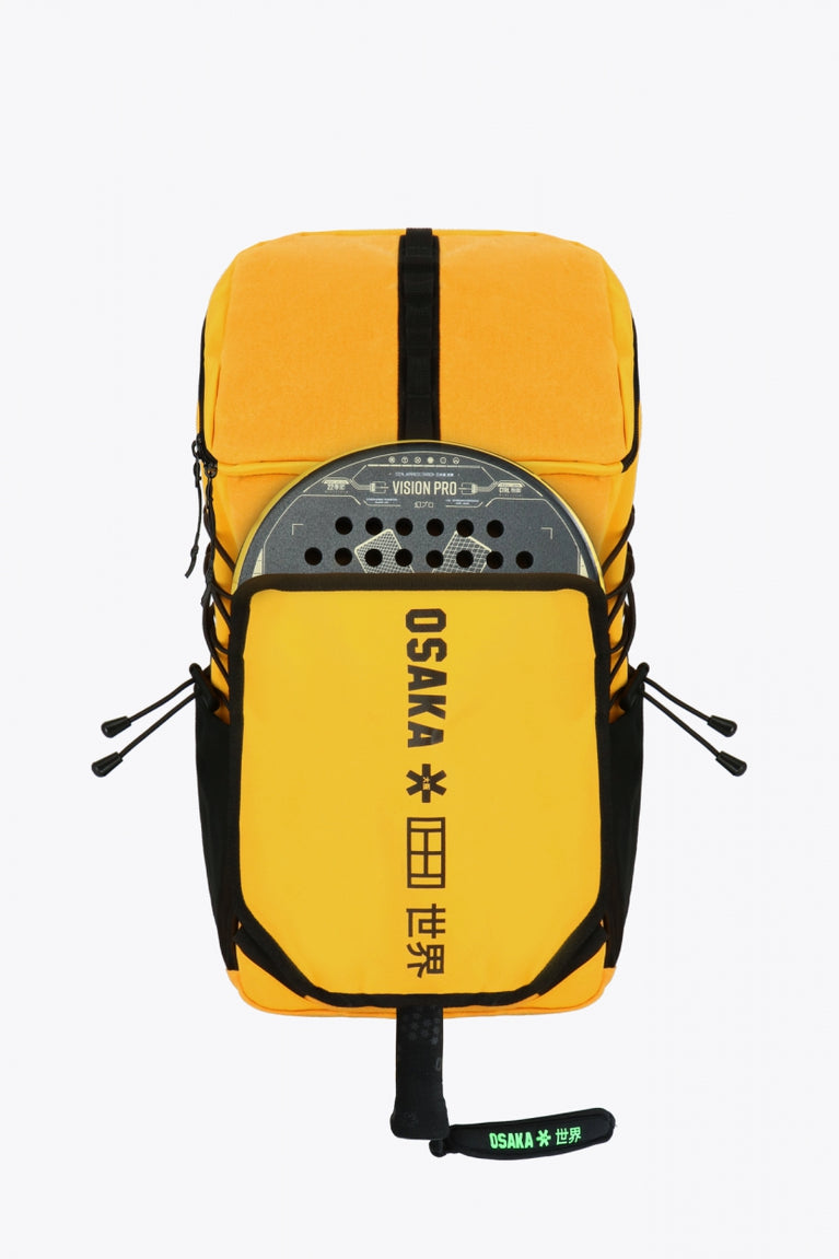  Pro Tour padel backpack in honey comb with logo in black. Front view with racket in it