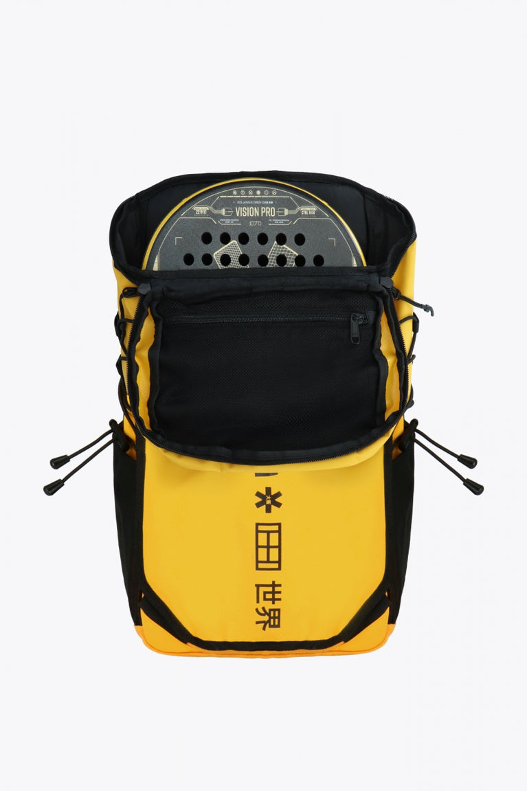  Pro Tour padel backpack in honey comb with logo in black. Front view with racket in the bag