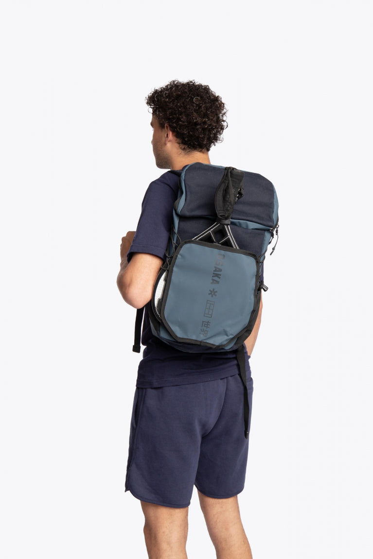 Pro Tour padel backpack in navy with logo in black. Man wearing it