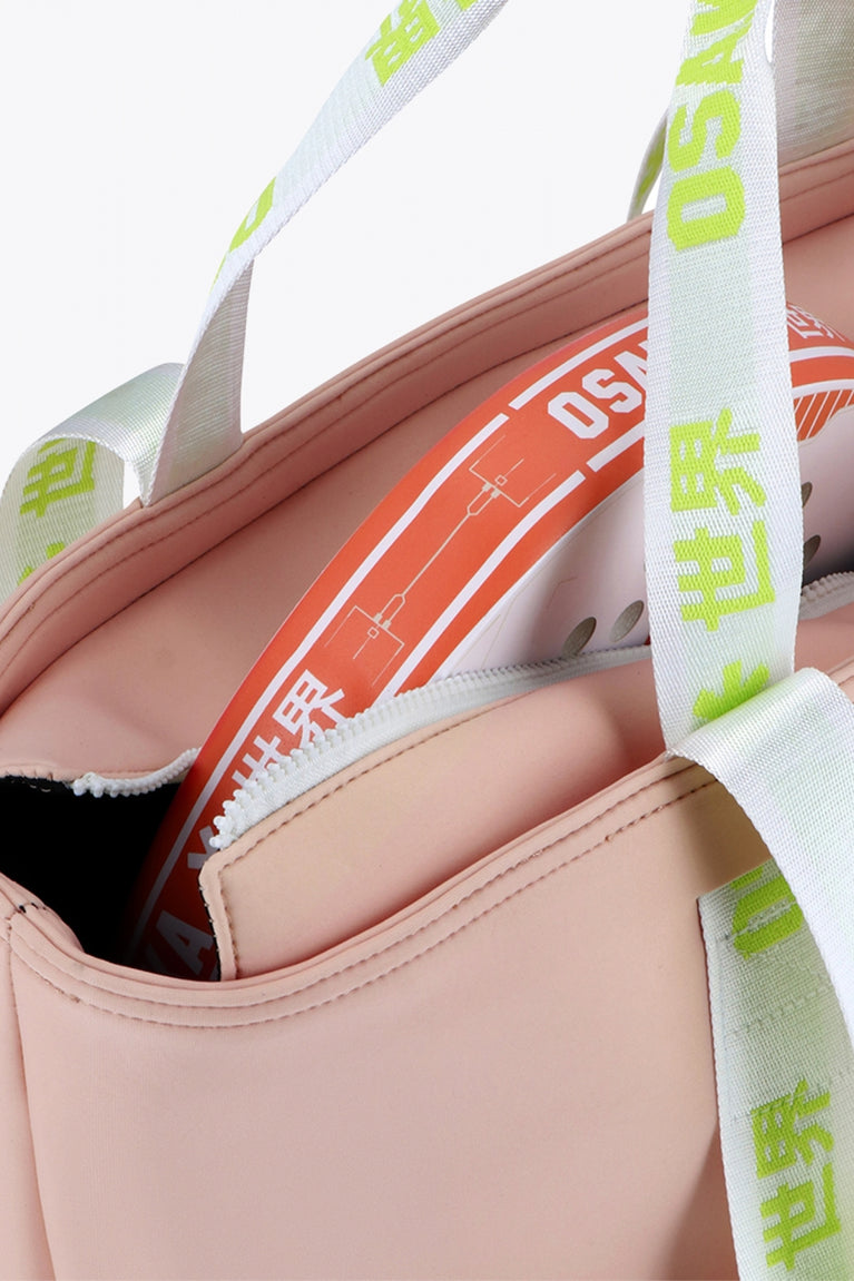 Osaka neoprene Tote bag in powder pink with logo in white. Detail zip view