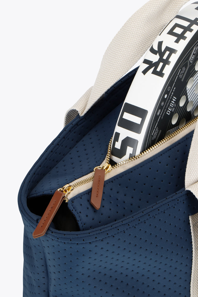 Osaka neoprene Tote bag in navy with structure and logo in white. Detail zip view