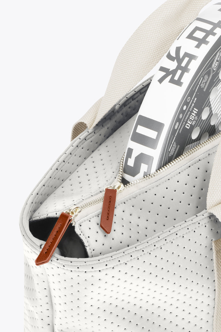 Osaka neoprene Tote bag in light grey with structure and logo in white. Detail zip view