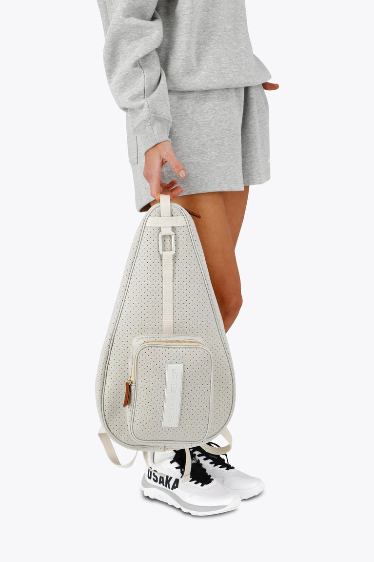Osaka neoprene padel bag in light grey with structure and logo in white. Woman holding the bag