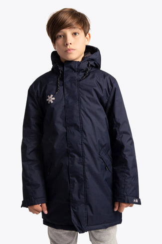 Farbige Stadionjacke für Kinder Boy wearing the Osaka Kids Stadium Jacket in Navy. Front view
