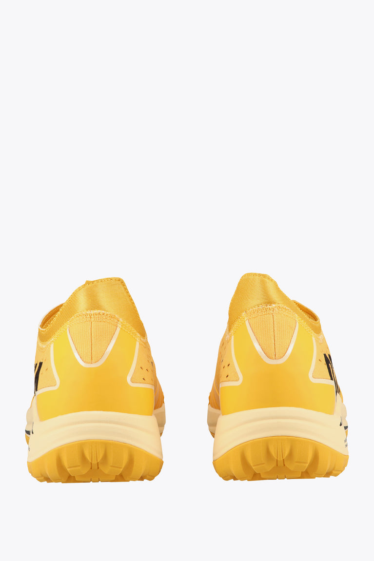 Honey Comb yellow colour Osaka Ido Mk1 shoe Performance hockey shoe for an edge over competition. Made with fast drying mesh upper, strategical cleat composition, heel deceleration, Ankle lock lacing option and with a footgrabbing/stabilizing eyestay system. Back view photo