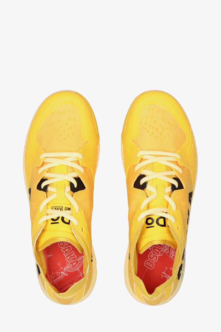 Honey Comb yellow colour Osaka Ido Mk1 shoe Performance hockey shoe for an edge over competition. Made with fast drying mesh upper, strategical cleat composition, heel deceleration, Ankle lock lacing option and with a footgrabbing/stabilizing eyestay system. Top view photo